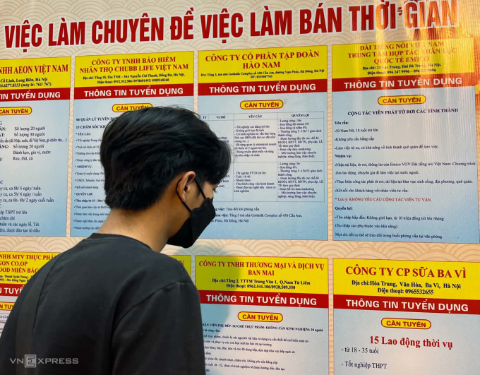 A young man consults recruitment information at the Hanoi Employment Service Center. Photo: Hong Chieu