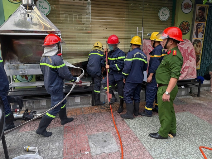 Police approached the restaurant to fight the fire. Photo: Kieu Trinh