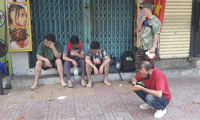 5 foreigners after escaping the fire. Photo: Kieu Trinh