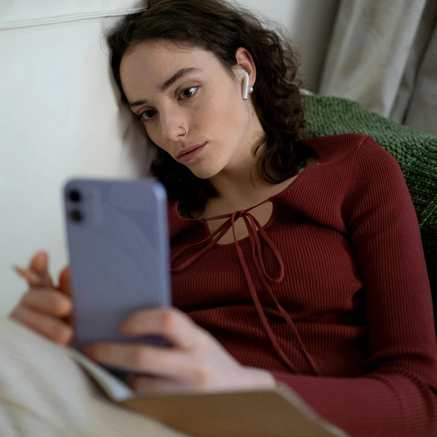 distracted woman multitasking while trying to learn