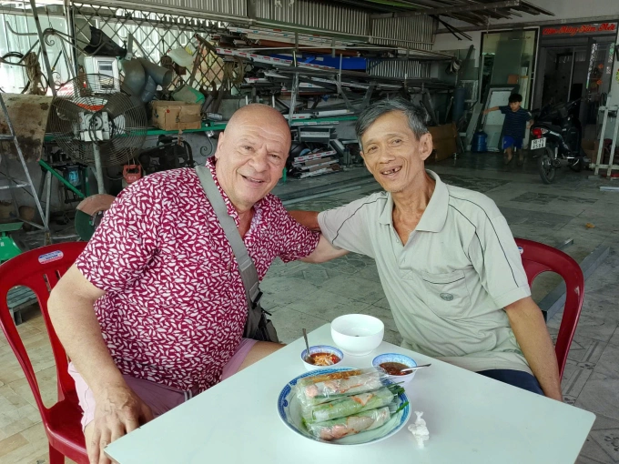 Mr. Jean Francois, 64 years old (left), French and his in-laws Vo Tran Tien, 62 years old, from Hoa Long commune, April 2026. Photo: Vy Vo