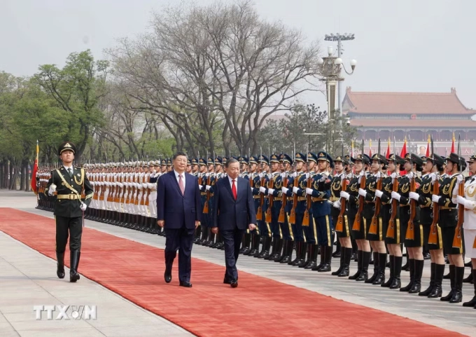 General Secretary and President To Lam and General Secretary and President of China Xi Jinping review the Honor Guard of the Chinese People's Liberation Army. Photo: TTXVN