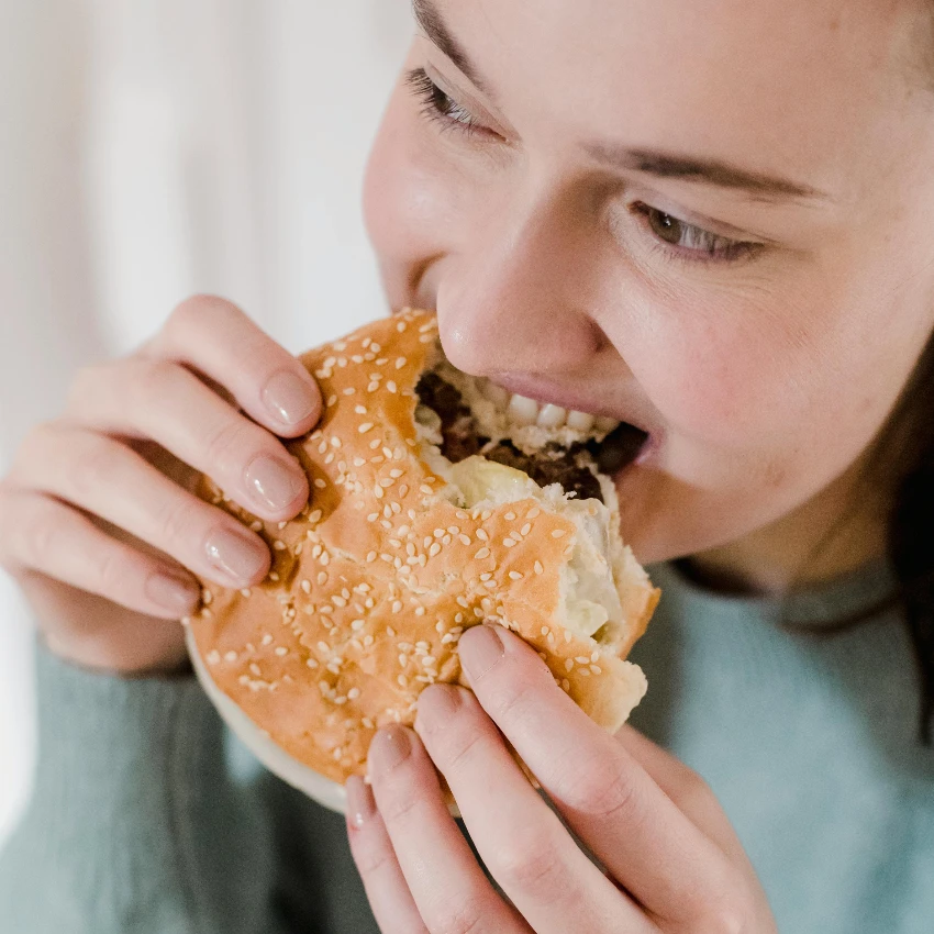 woman eating fast food