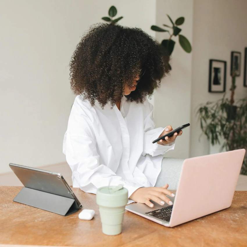 woman who can't concentrate because she's multitasking