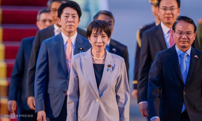 Japanese Prime Minister Sanae Takaichi arrived at Noi Bai airport on May 1. Photo: Giang Huy