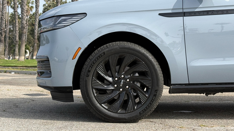 2026 Lincoln Navigator L Reserve front wheel