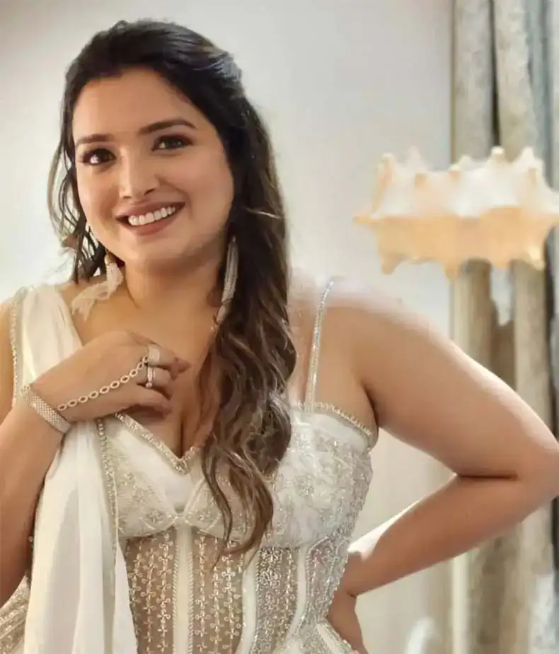 Fees of Bhojpuri actresses: Akshara Singh vs Amrapali Dubey