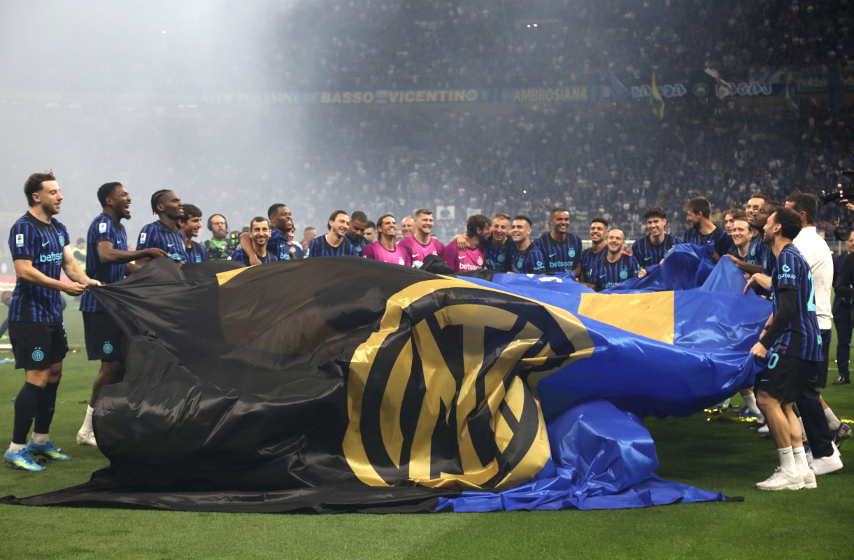 MILAN, ITALY - MAY 03: Players and staff of FC Internazionale Milano unveil a flag to celebrate being confirmed as Serie A champions after the Serie A match between FC Internazionale and Parma Calcio 1913 at Giuseppe Meazza Stadium on May 03, 2026 in Milan, Italy. (Photo by Marco Luzzani/Getty Images)