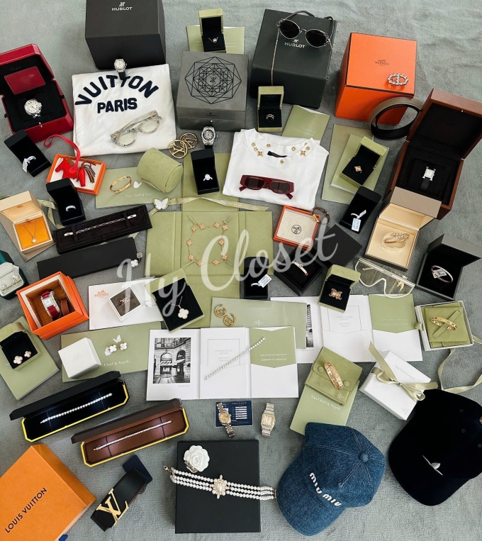 Branded goods displayed during a sales session of Huong. Photo: Hycloset