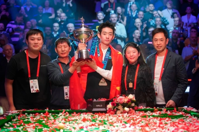Wu Yize and his family celebrate his 2026 World Snooker Championship title. Photo by AP
