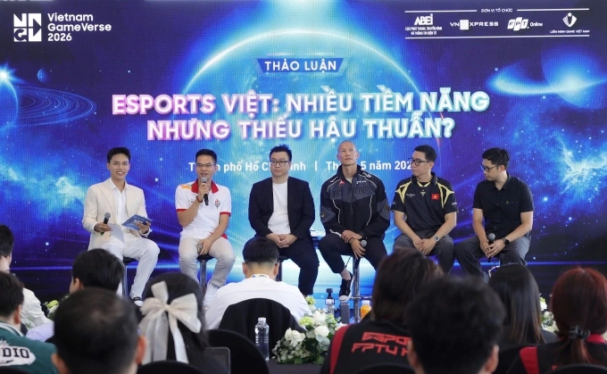 Guests join the panel discussion Vietnamese Esports: Great Potential but Limited Support. Photo courtesy of Vietnam GameVerse 2026