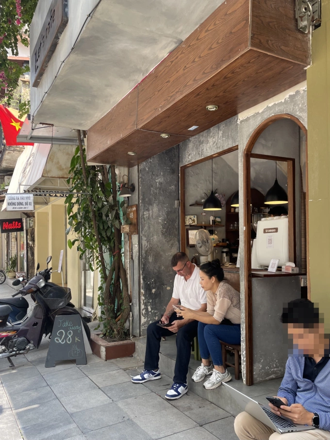 A coffee shop promoted takeout sales by having the same price for all items, after tightening the sidewalks, on May 5. Photo: Quynh Duong