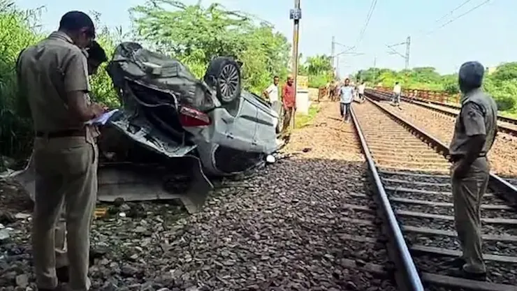 car crash railway track india