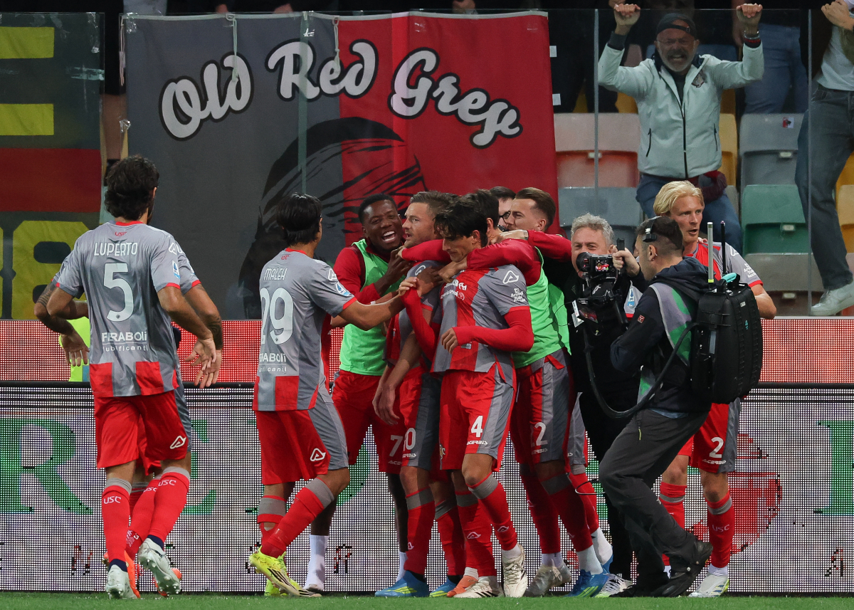 UDINE, ITALY - MAY 17: Jamie Vardy of Cremonese celebrates scoring his team's first goal with teammates during the Serie A match between Udinese Calcio and US Cremonese at Stadio Friuli on May 17, 2026 in Udine, Italy. (Photo by Timothy Rogers/Getty Images)