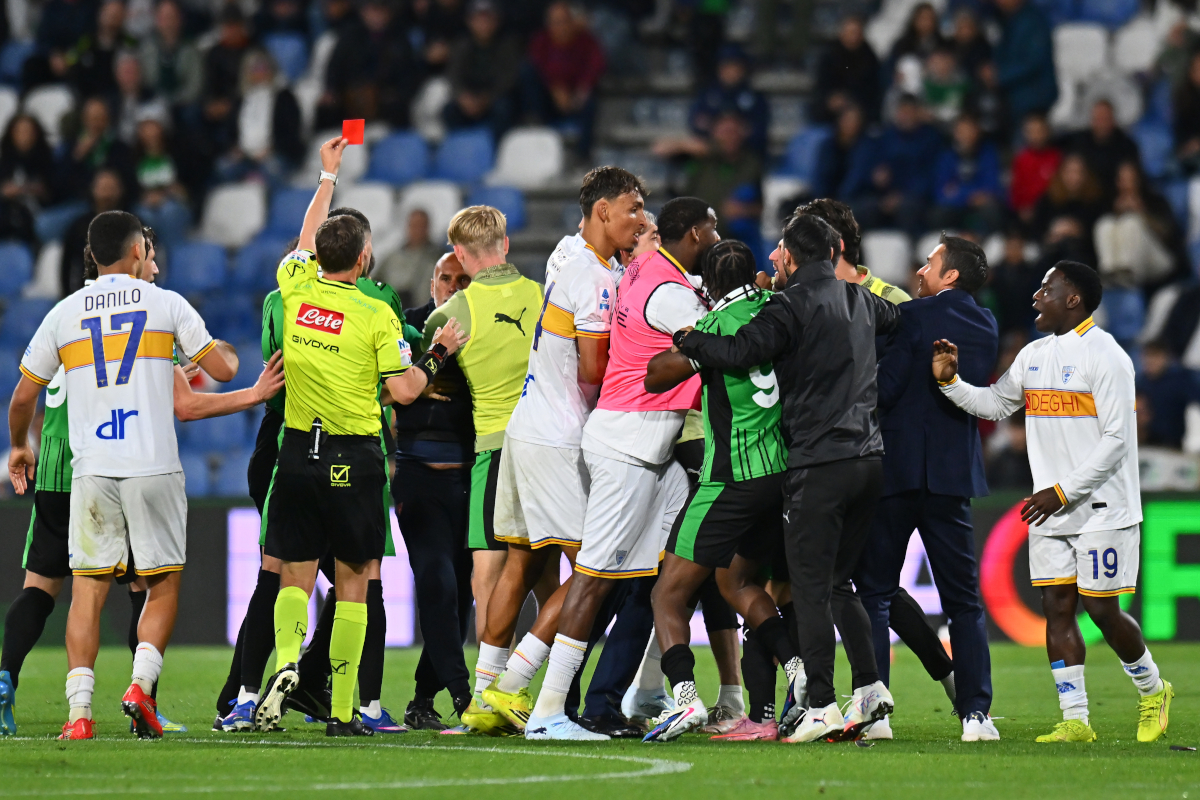 SASSUOLO, ITALY - MAY 17: A member of staff from US Lecce is shown a red card by referee Federico La Penna during the Serie A match between US Sassuolo Calcio and US Lecce at Mapei Stadium Citta del Tricolore on May 17, 2026 in Sassuolo, Italy. (Photo by Alessandro Sabattini/Getty Images)