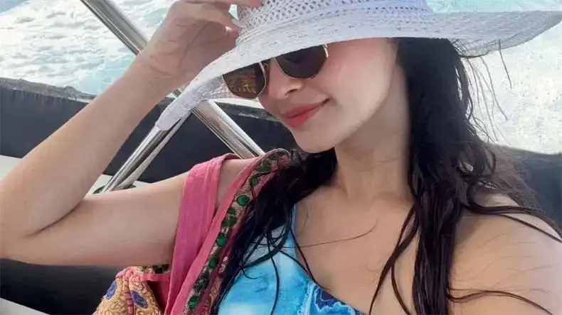 Daisy Shah's attractive summer look