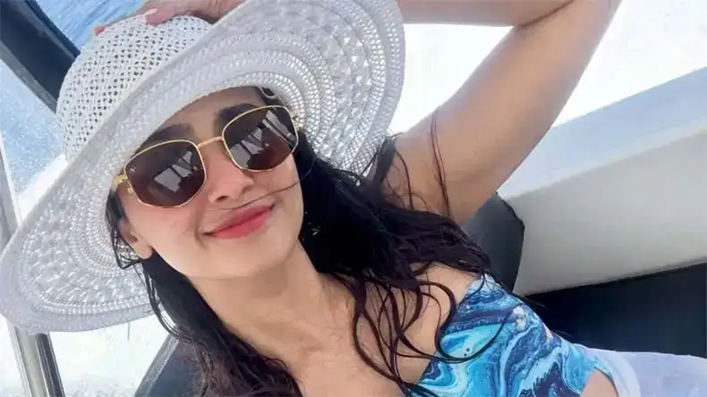 Daisy Shah's attractive summer look