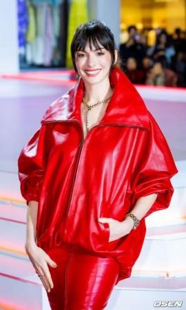 Anne Hathaway was 'legally blind' in left eye for a decade