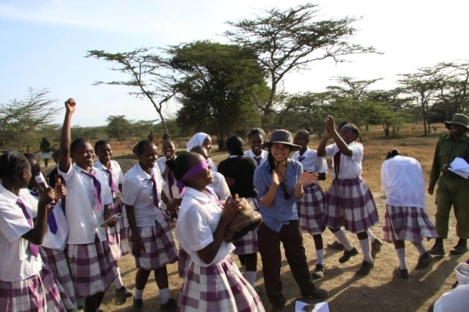 Nguyen Thi Thu Trang (5th, R) joins students in Kenya during a class about rhinocerus. Photo courtesy of Trang
