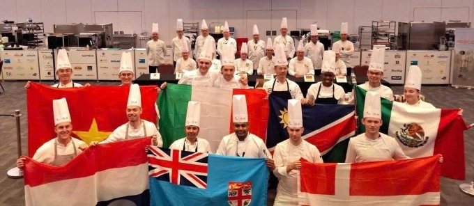 Chefs from different countries took souvenir photos after the competition. Photo: BTC