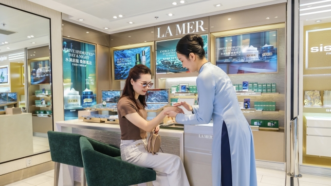 Customer experiencing La Mer products at Tan Son Nhat duty-free store. Photo courtesy of Sasco