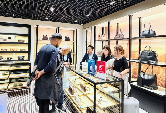 Foreign travelers buying at Coach store at Tan Son Nhat International Airport. Photo courtesy of Sasco