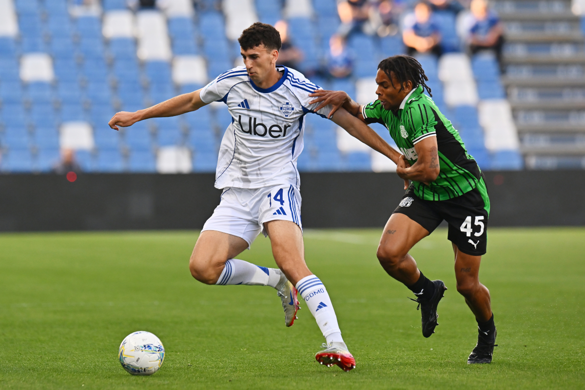 SASSUOLO, ITALY - APRIL 17: Jacobo Ramon of Como 1907 is challenged by Armand Lauriente of US Sassuolo Calcio during the Serie A match between US Sassuolo Calcio and Como 1907 at Mapei Stadium Citta del Tricolore on April 17, 2026 in Sassuolo, Italy. (Photo by Alessandro Sabattini/Getty Images)