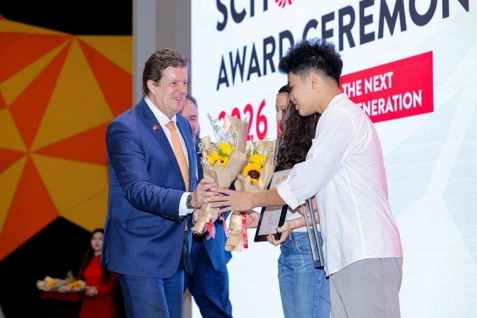 Professor Rick Bennett (L) congratulates scholarship recipients at the ceremony. Photo courtesy of BUV