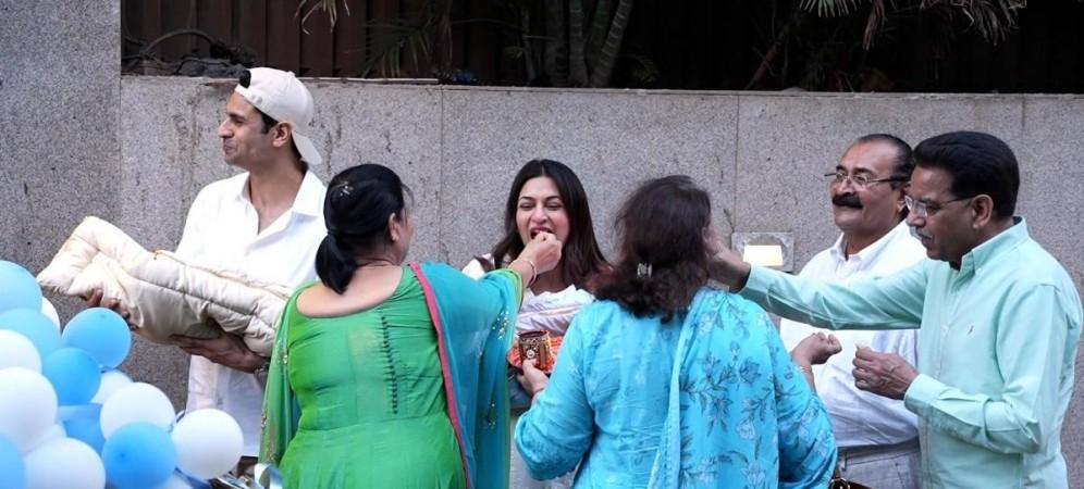 Divyanka Tripathi gets discharged from hospital; Vivek-Divyanka pose with twin sons, request paps not to click newborns' photos Divyanka Tripathi gets discharged from hospital; Vivek-Divyanka pose with twin sons, request paps not to click newborns' photos