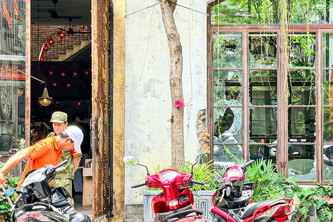 The coffee shop's glass was broken by a young foreign male. By noon on May 30, the cafe staff was still cleaning. Photo: Ngoc Truong