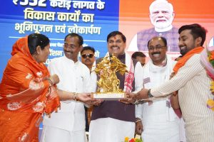 On May 23, Chief Minister Dr. Mohan Yadav inaugurated and performed Bhoomi Pujan of various development works worth Rs 552 crore in Singrauli district. This initiative strengthened the infrastructure of the area, which gave new impetus to the overall development of the state. In fact, on this occasion, the Chief Minister transferred a grant amount of about Rs 115 crore for three months to the accounts of 24 lakh women of the state under the Pradhan Mantri Ujjwala Yojana with a single click. Also, an amount of more than Rs 202.28 crore was also sent to the accounts of more than 33.71 lakh beneficiaries under various social security pension schemes through a single click. Chief Minister Dr. Yadav also interacted with the girl students on various issues during his stay in Singrauli, which shows the government's focus on education and youth empowerment. There is no shortage for the welfare of sisters: Chief Minister Dr. Mohan Yadav. On this important occasion, Chief Minister Dr. Mohan Yadav highlighted India's global stature. He said that under the leadership of Prime Minister Narendra Modi, India is creating its own identity in the world, and Madhya Pradesh is also walking shoulder to shoulder in this development journey. He said that the state government is ensuring the economic empowerment of the beloved sisters by sending them an amount of Rs 1500 every month. The Chief Minister stressed that there is no shortage in the state treasury for the welfare of the sisters. He also talked about the prosperity of women through self-help groups. Along with the transfer of social security pension amount, the program also included distribution of tricycles to disabled brothers and sisters, thereby promoting their mobility and self-reliance. Singrauli was described as the energy power house of the state. In fact, Chief Minister Dr. Yadav described Singrauli as the energy power house of the state, which also holds an important place economically in Madhya Pradesh. He said that the energy capital Singrauli is not only for coal, but now gold mines are also being found here, due to which the importance of the district has further increased. The state government is committed to the overall development of Singrauli district, under which the district has received important gifts of rail, road and air connectivity. He reminded that there was a time when the people here were worried about transportation, but now the situation has changed. Singrauli has also made progress in the field of education, this year 5 students of the district have secured merit position in MP Board examinations. This is the land of knowledge and science, and 4 Sandipani Vidyalayas have been established in the district, which are helpful in spreading education. CM Yadav also spoke on the increase in the prices of petrol and diesel, while Chief Minister Dr. Mohan Yadav informed about the launch of new schemes for the prosperity of villages, in which special attention has been paid to the availability of electricity and water. He said that river linking campaign has been started for the first time in the state, which will enable better management of water resources. At present, a mega campaign of water conservation is being run in the state under Jal Ganga Augmentation Abhiyan. He clarified that the state government is working for the welfare of every section including the poor, farmers, youth and women. Referring to the increase in the prices of petrol and diesel during the global crisis, Chief Minister Dr. Yadav said that in accordance with the sentiments of Prime Minister Modi, we all should work with simplicity and frugality. He called upon citizens to avoid unnecessary expenditure but carry out essential tasks. Also stressed the need to encourage mass marriage ceremonies, which can promote social harmony and thrift.
