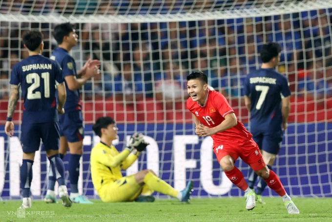 Vietnamese midfielder Nguyen Quang Hai (red shirt) celebrates the 2-2 equalizer in the 3-2 win over Thailand in the second leg of the 2024 ASEAN Cup final, on January 5, 2025 at Rajamangala Stadium in Thailand. Photo: Duc Dong