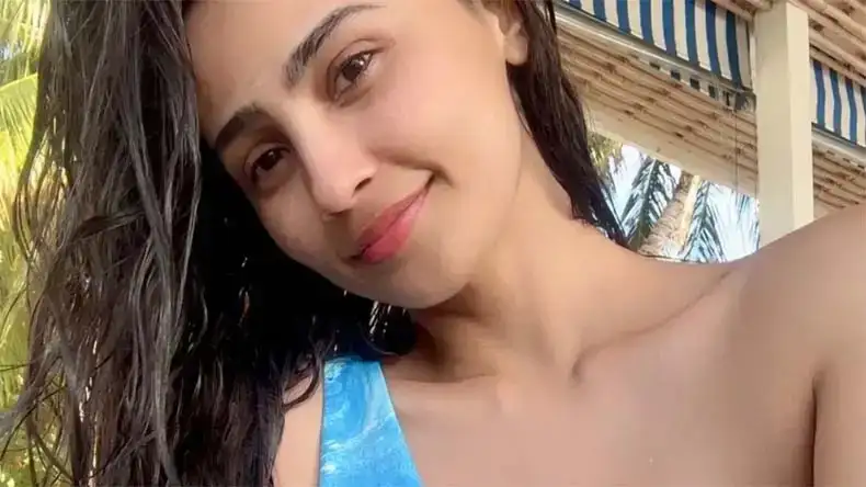 Daisy Shah's attractive summer look