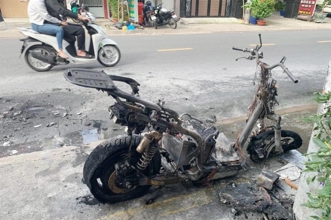 An electric car fire with a custom battery block (metal box in the middle of the car frame) occurred in Ho Chi Minh City. Photo: Vietnam Electric Vehicle Association
