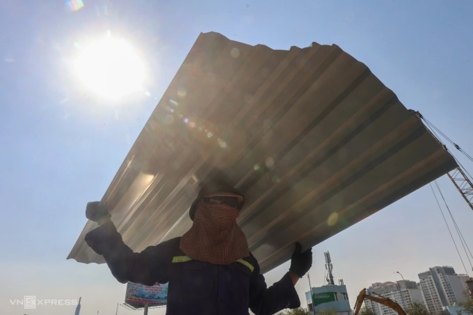 A worker at a construction site in Ho Chi Minh City on April 9, 2024, when the outdoor temperature exceeded 40 C. Photo by Read/Quynh Tran