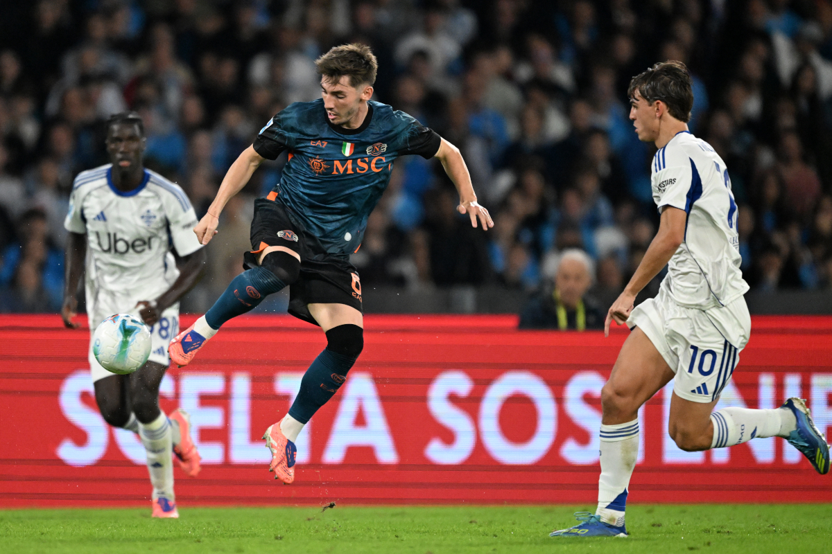 NAPLES, ITALY - NOVEMBER 01: Billy Gilmour of SSC Napoli battles for possession with Nico Paz of Como 1907 during the Serie A match between SSC Napoli and Como 1907 at Stadio Diego Armando Maradona on November 01, 2025 in Naples, Italy. (Photo by Francesco Pecoraro/Getty Images)
