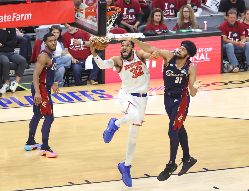 Knicks center Karl-Anthony Towns (32) goes up for a shot as Cleveland Cavaliers center Jarrett Allen (31) jumps to defend during the fourth quarter.