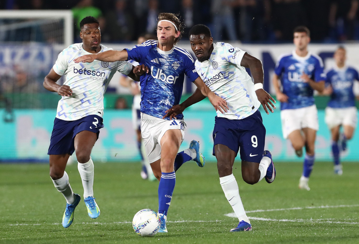 COMO, ITALY - APRIL 12: Nico Paz of Como 1907 competes for the ball with Marcus Thuram and Denzel Dumfries of FC Internazionale during the Serie A match between Como 1907 and FC Internazionale at Giuseppe Sinigaglia Stadium on April 12, 2026 in Como, Italy. (Photo by Marco Luzzani/Getty Images)