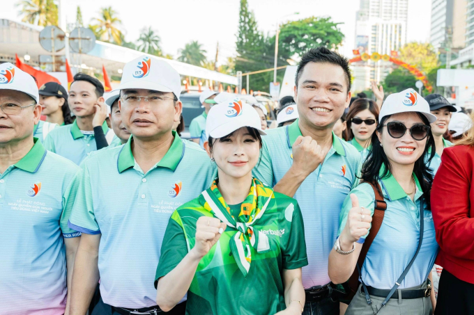 Nguyen Thanh Dat (R, 2nd), Communications Director of Herbalife Vietnam, attends the event. Photo courtesy of Herbalife