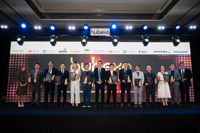 Top 10 Architects winners representatives receiving awards. Photo courtesy of Hubexo