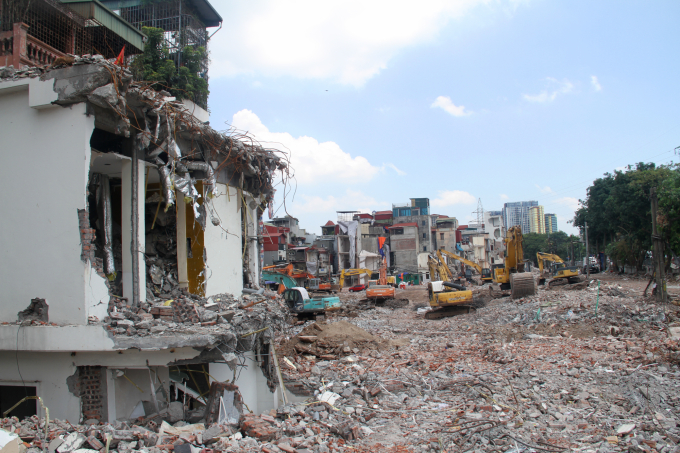 A corner of the residential area in Van Kiep, Hong Ha ward is being demolished to make space for a road leading to Tran Hung Dao bridge, on May 28. Photo: Quynh Duong