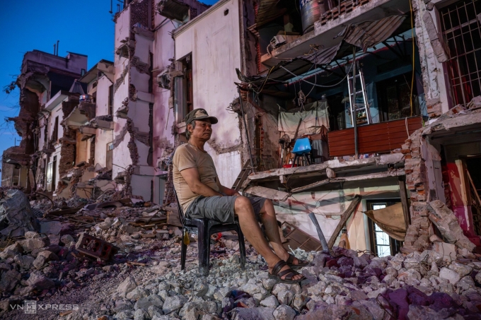 Mr. Hoang Van Thuan, 68 years old, sat in front of his family's unfinished house on Van Kiep street, Bach Dang after site clearance, May 14. Photo: Giang Huy