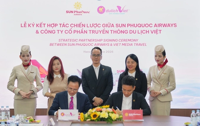 Representatives of SPA and Viet Media Travel perfoming the signing ceremony. Photo courtesy of SPA