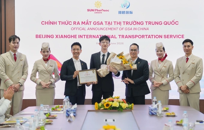 Representatives of GSA Sichuan Baoyue International Aviation Service. Photo courtesy of SPA