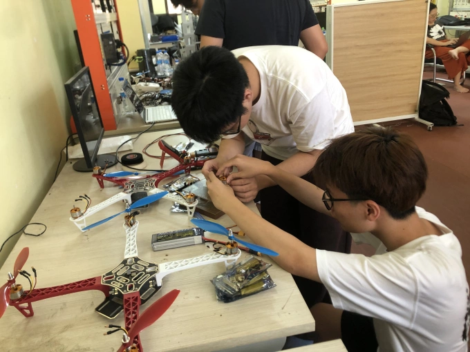 Quang Anh (right) makes a drone to measure air pollution. Photo: Provided by the character