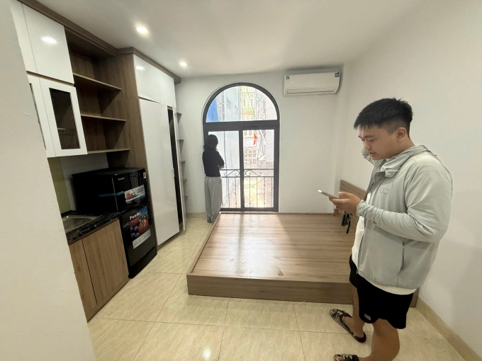 Hai Anh, 28 years old, viewed a new room in Ba Dinh ward, May 2026. Photo: Provided by the character