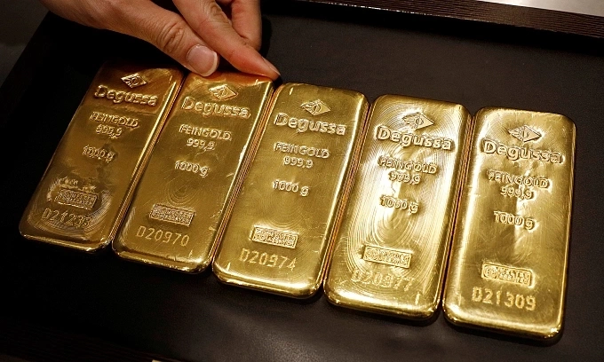 An employee shows gold bullion at a shop in Singapore, June 16, 2017. Photo by Reuters