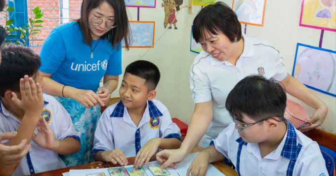 Representatives from UNICEF and Masterise joined classes under the Innovation for Children program during the field trip to Soc Trang in November 2023. Photo courtesy of UNICEF Vietnam