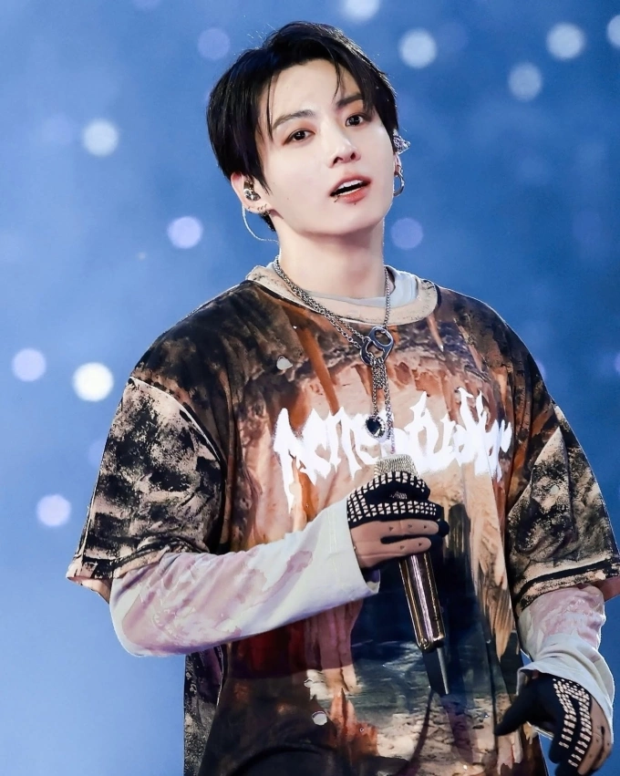 Jungkook layered two colorful printed shirts with Vietnamese brand jeans. Photo: Instagram goldenmagnae