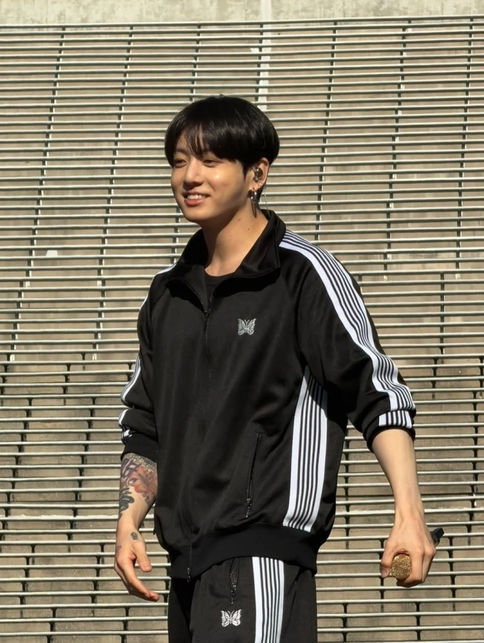 Jungkook wore a tracksuit at the rehearsal. Photo: Instagram jeonggukgurll